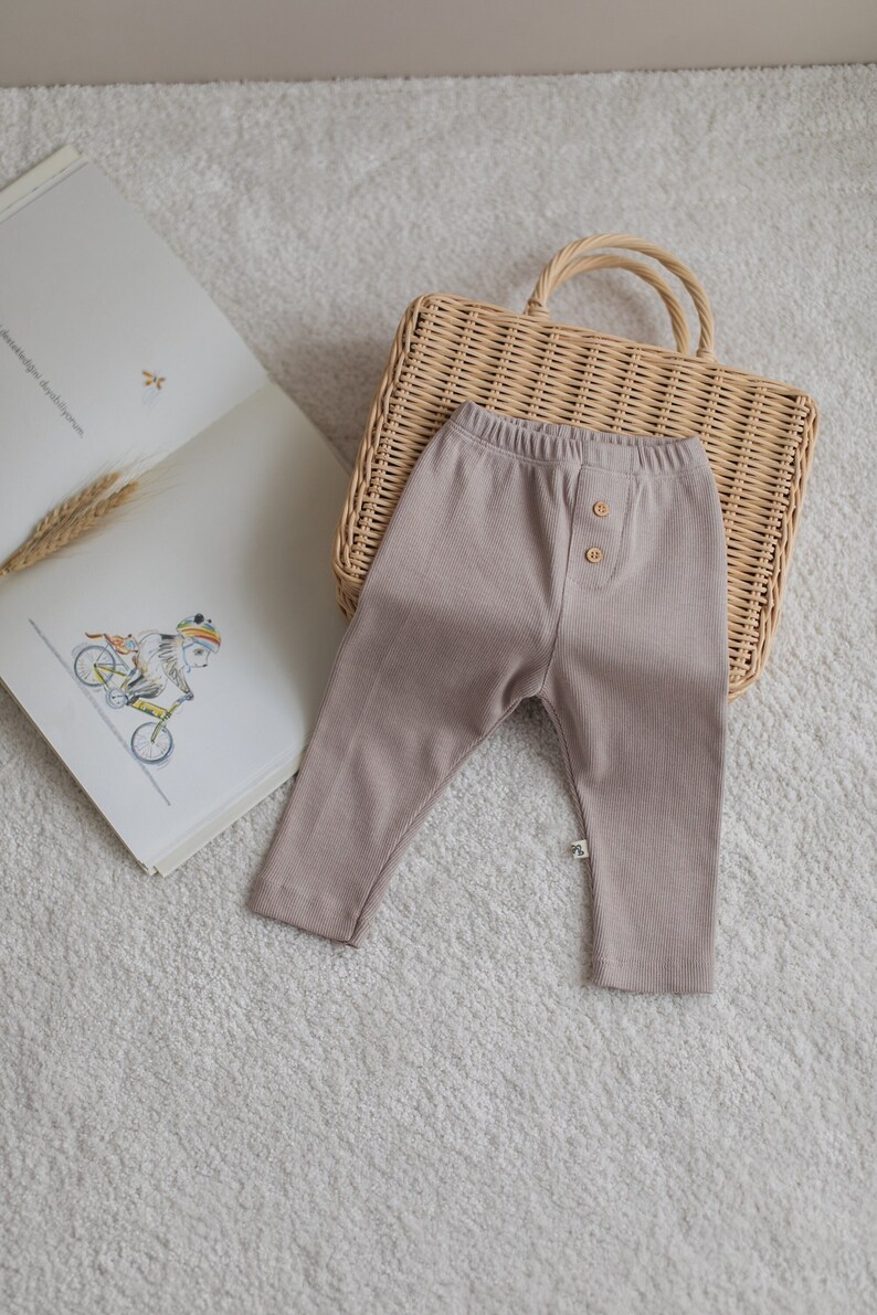 Minimement Legging couleur vison pour tout-petits Leggings à boutons Couleur neutre Pantalon côtelé pour enfant Collant en coton super doux image 1