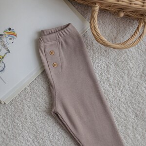 Minimement Legging couleur vison pour tout-petits Leggings à boutons Couleur neutre Pantalon côtelé pour enfant Collant en coton super doux image 4