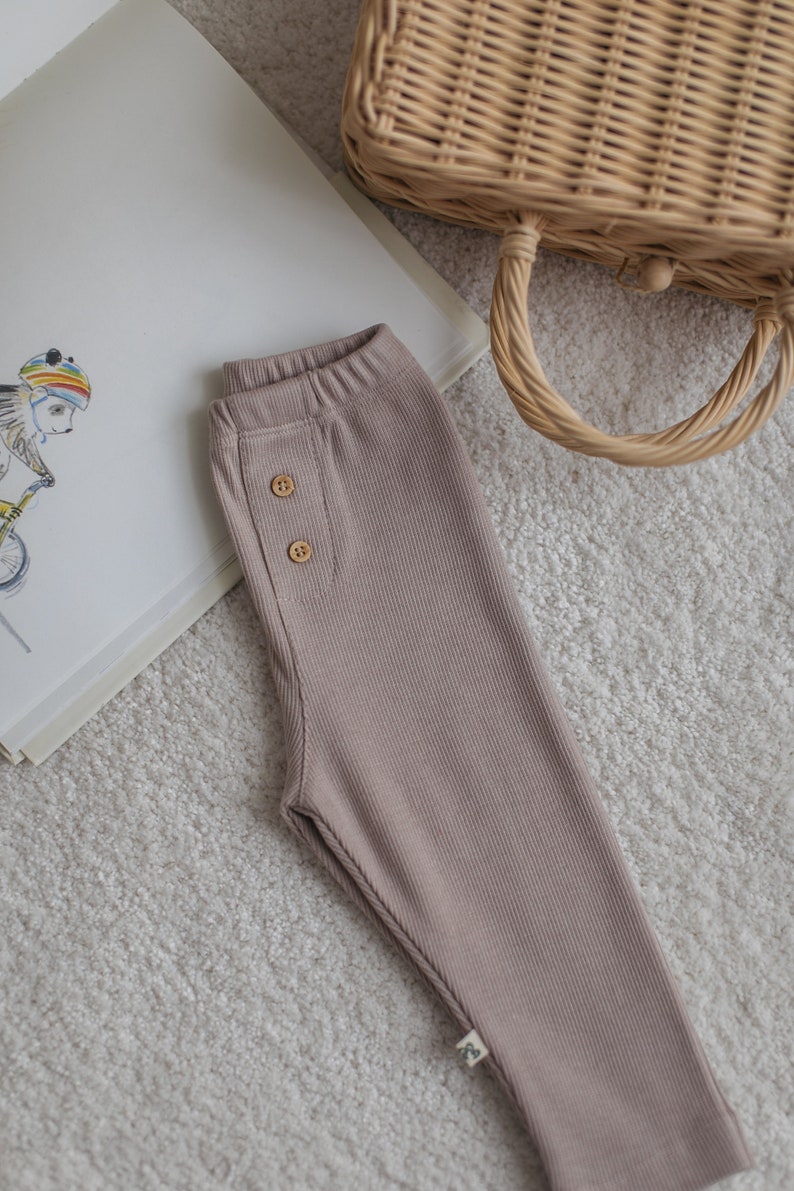 Minimement Legging couleur vison pour tout-petits Leggings à boutons Couleur neutre Pantalon côtelé pour enfant Collant en coton super doux image 4