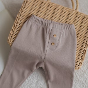 Minimement Legging couleur vison pour tout-petits Leggings à boutons Couleur neutre Pantalon côtelé pour enfant Collant en coton super doux image 2