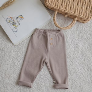 Minimement Legging couleur vison pour tout-petits Leggings à boutons Couleur neutre Pantalon côtelé pour enfant Collant en coton super doux image 3