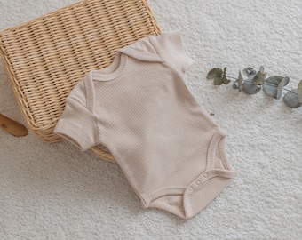 Combi-short côtelé à manches courtes pour bébé | Combinaison en coton bio pour bébé | Body de couleur unie pour nouveau-né | Tenue de retour à la maison | L'essentiel pour bébé