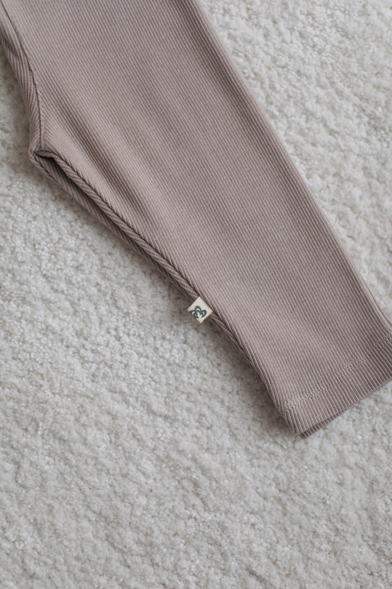 Minimement Legging couleur vison pour tout-petits Leggings à boutons Couleur neutre Pantalon côtelé pour enfant Collant en coton super doux image 5
