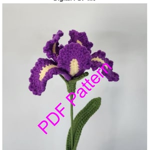 Può includere: Un fiore di iris all'uncinetto con petali viola e accenti gialli. Il fiore ha uno stelo e una foglia verdi. Il testo in alto recita "Iris Flower Crochet Pattern" e "Digital PDF file". Le parole "PDF Pattern" sono scritte in diagonale sull'immagine.