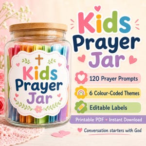 Puede incluir: Un frasco de vidrio transparente con tapa de bambú lleno de tiras de papel plegadas de colores. La etiqueta dice Kids Prayer Jar con un icono de cruz. El texto a la derecha enumera 120 Prayer Prompts, 6 Colour-Coded Themes, Editable Labels, Printable PDF.