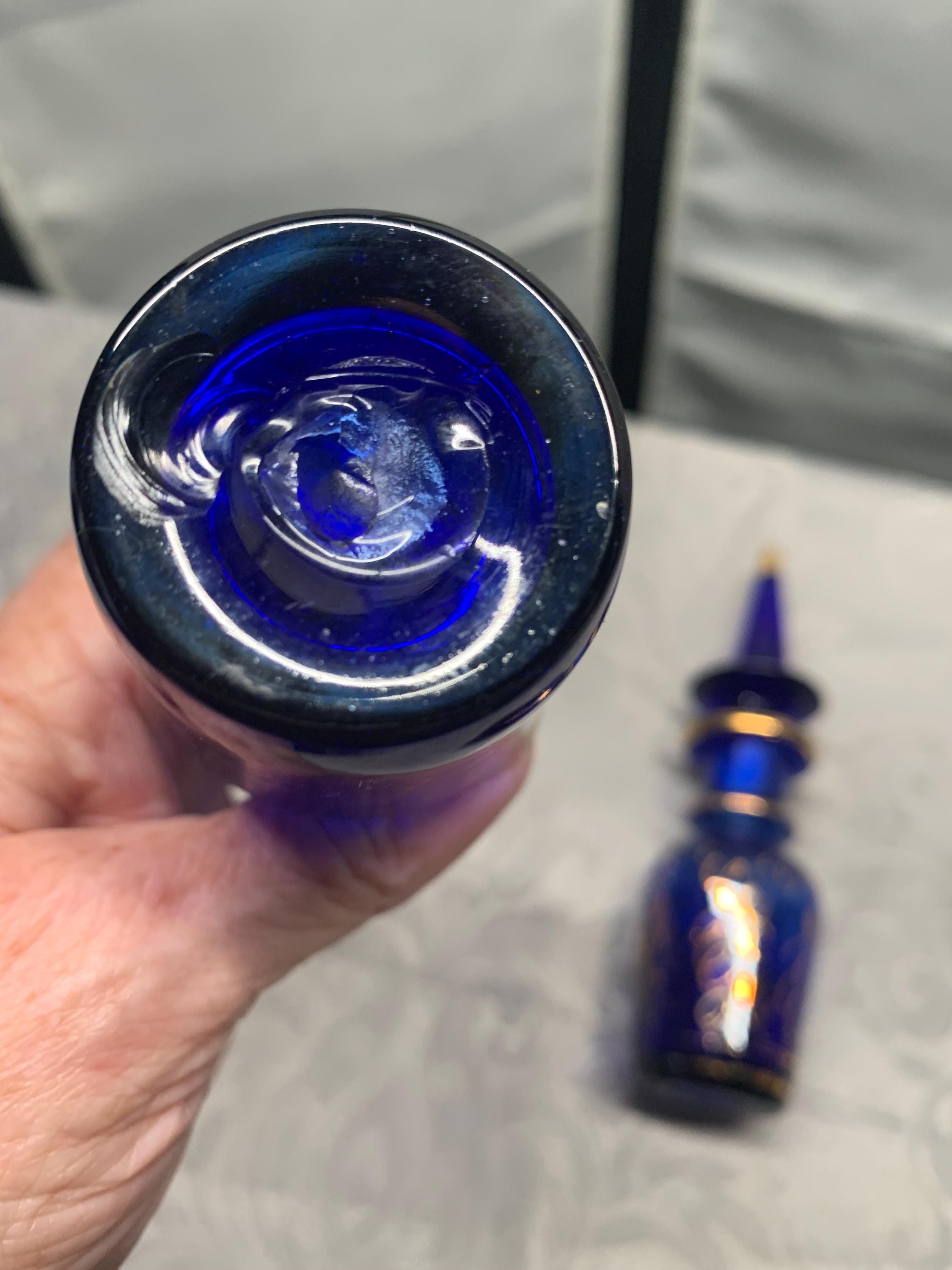 イタリア製の手吹き香水瓶セット、コバルトブルーに金色のアクセントが