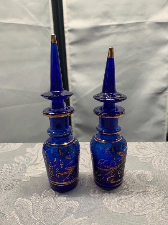イタリア製の手吹き香水瓶セット、コバルトブルーに金色のアクセントが