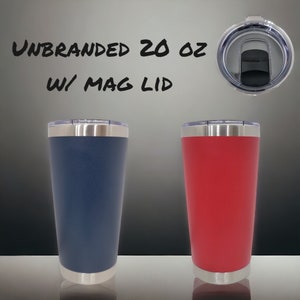 Pode incluir: Dois copos de 591 ml com tampas magn&eacute;ticas. Um &eacute; azul marinho, o outro vermelho. Ambos t&ecirc;m borda e base prateadas. O texto "UNBRANDED 20 OZ W/ MAG LID" est&aacute; escrito em preto acima.