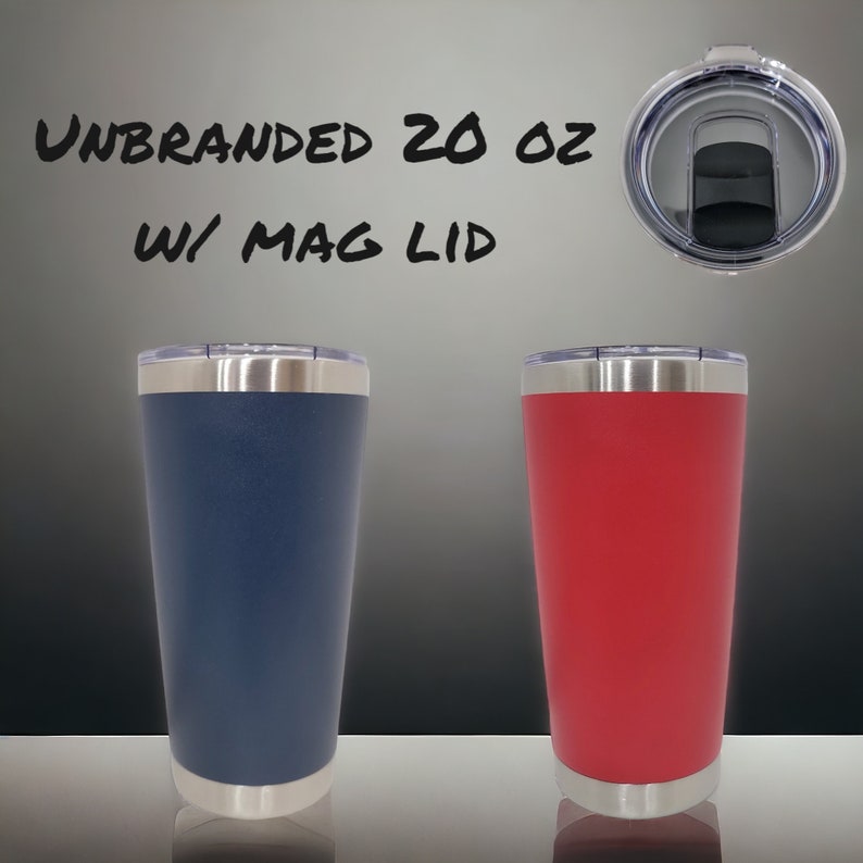Pode incluir: Dois copos de 591 ml com tampas magn&eacute;ticas. Um &eacute; azul marinho, o outro vermelho. Ambos t&ecirc;m borda e base prateadas. O texto "UNBRANDED 20 OZ W/ MAG LID" est&aacute; escrito em preto acima.