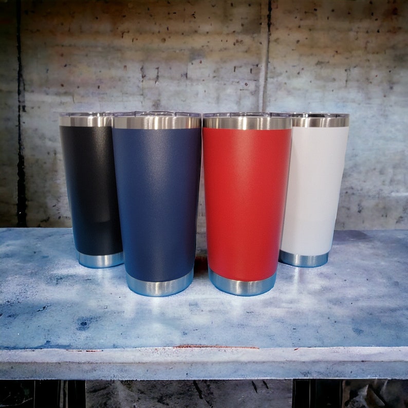 Pode incluir: Quatro canecas isoladas em preto, azul marinho, vermelho e branco. Cada caneca tem uma borda e base de a&ccedil;o inoxid&aacute;vel. As canecas s&atilde;o cil&iacute;ndricas e parecem ser feitas de um material dur&aacute;vel, adequado para bebidas quentes ou frias.