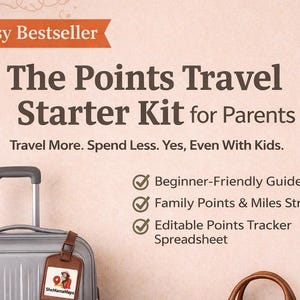 Può includere: Una valigia argentata con un'etichetta per bagagli marrone e una borsa tote in pelle marrone. L'immagine presenta il testo che recita "The Points Travel Starter Kit for Parents" e "Travel More. Spend Less. Yes, Even With Kids."