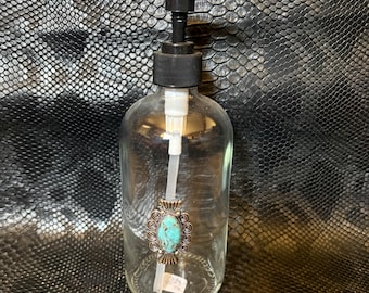 Dispensador de jabón con un toque turquesa de estilo western.