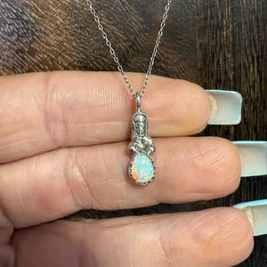 Ketting van sterling zilver 925 met een klein cowboylaarsje en een ballonvormige opaalhanger.