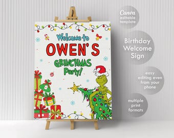 Könnte beinhalten: Ein druckbares Willkommens-Schild für eine Grinchmas-Party. Das Schild zeigt einen grünen Grinch, der einen Weihnachtsbaum hält, umgeben von Geschenken und einer Lichterkette. Der Text lautet "Willkommen zur Grinchmas-Party von Owen!"
