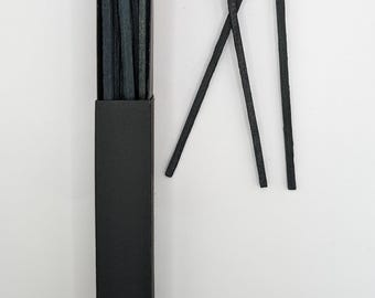 Cerillas para velas. Cerillas de 10 cm de largo. Caja de cerillas con cerillas negras.