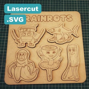 Może przedstawiać: Wycinana laserowo drewniana układanka z fantazyjnymi postaciami z kreskówek, w tym filiżanką kawy ninja, rekinem w trampkach, małpą z bananem, filiżanką kawy baletnicy i drewnianą figurką. Na układance wygrawerowano napis "RAINROTS".