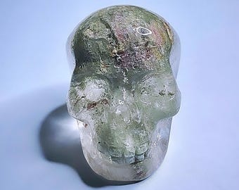 Calavera tallada en cuarzo jardín con arcoíris / 122 g / Lodolita / Decoración de cristal