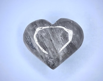 Corazón tallado en cuarzo rosa azul / 56 g / Dumortierita / Decoración de cristal