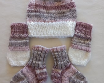 Newborn Hat with socks and scratch mittens