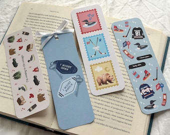 Marcapáginas inspirado en el romance del hockey: cabaña, llaves de la habitación, camisetas y sellos