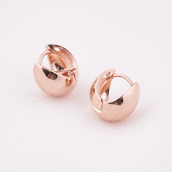 Pendientes de aro gruesos chapados en oro rosa de 14 quilates: ligeros, hipoalergénicos y con un toque moderno.