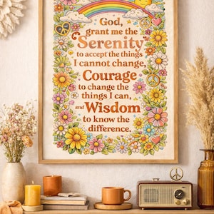 以下が含まれることがあります： 「神よ、私に安らぎをください…」というテキストが書かれた額入りのプリント。カラフルな花、虹、太陽が描かれています。マグカップ、キャンドル、ヴィンテージラジオが置かれた棚に飾られています。全体的なテーマはインスピレーションです。