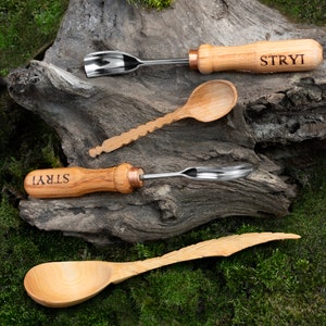 Pu&ograve; includere: Tre cucchiai di legno con un design intagliato. Due dei cucchiai hanno una paletta di metallo all'estremit&agrave; del manico. I cucchiai sono etichettati con "STRYI".