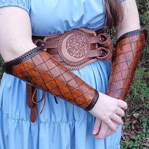 Leather Vambraces, Women&#39;s Leather Bracers, Viking Elven Druid Armor for Ren Faire Cosplay LARP, Shieldmaiden&#39;s Armor