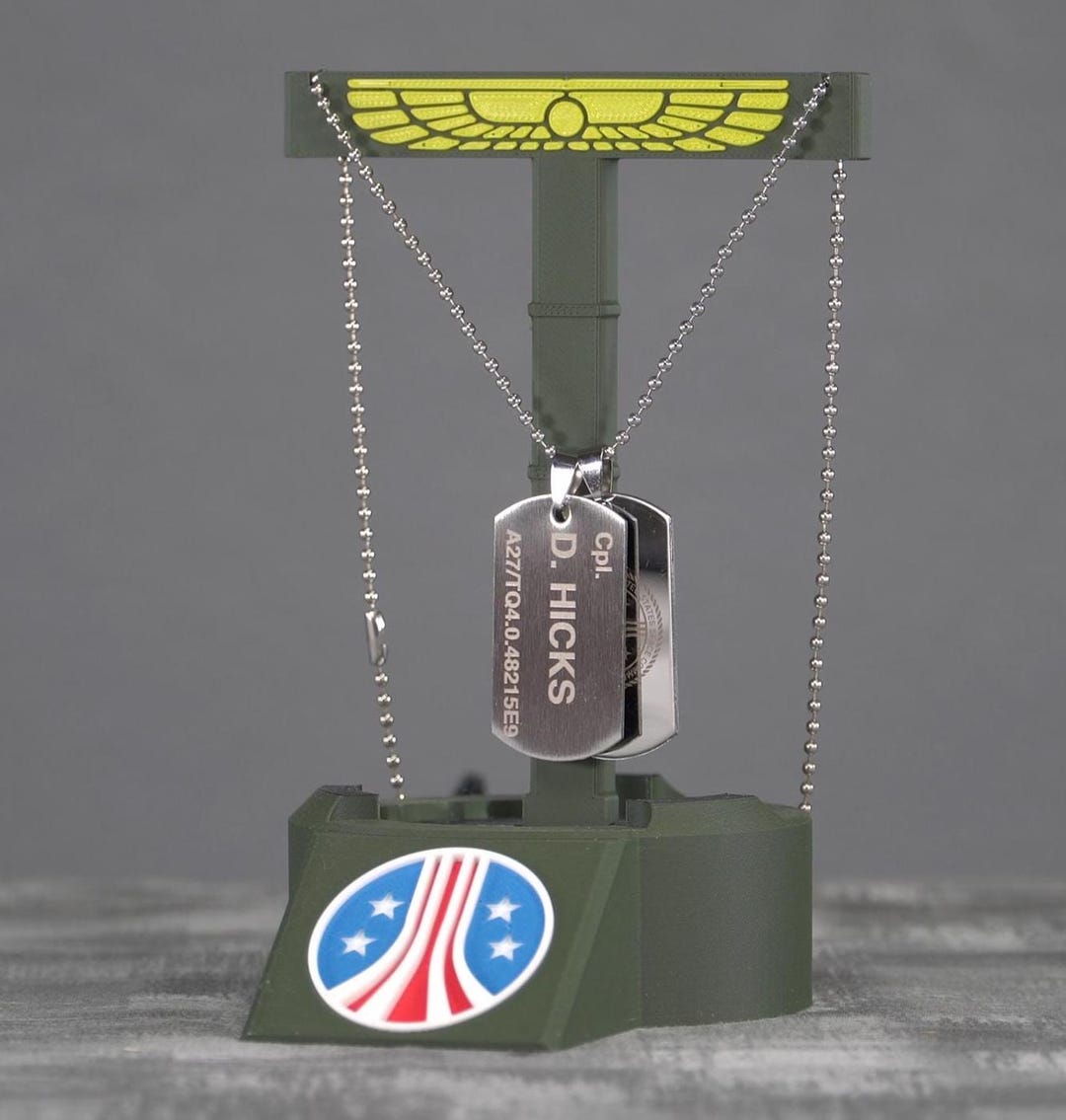 Dog Tag Display In Store Aliens USCM Dog Tag Display – LED Lit Base, Colonial Marines Sci-fi ...
