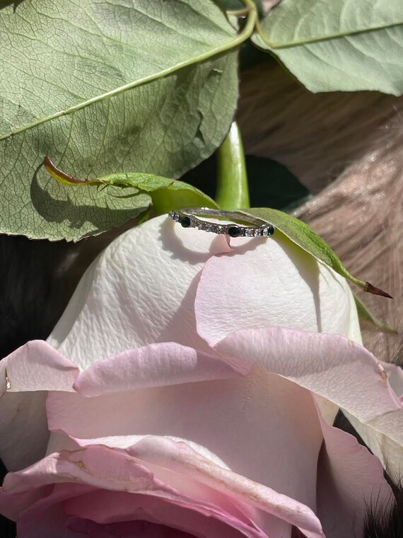 Sweet little ring stack with emerald details - image 2