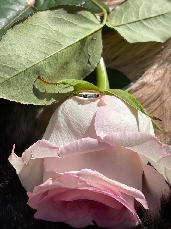 Sweet little ring stack with emerald details - image 3