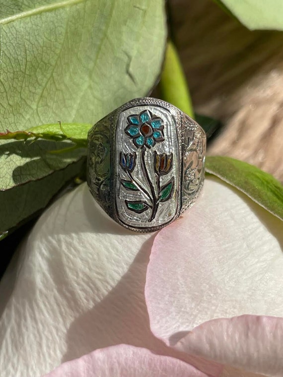 Beautiful and Unique Vintage Flower Enamel Ring