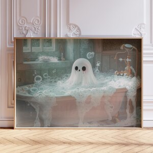 Puede incluir: Un fantasma blanco con una cara y ojos negros está tomando un baño en una bañera rosa. El fantasma está rodeado de burbujas y la bañera está desbordándose de agua. La escena está ambientada en un baño vintage con un suelo de baldosas y una ventana en el fondo.