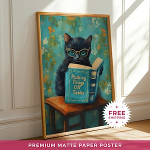 Gatto che legge "Spingendo le cose giù dai tavoli" Decorazione da parete con libro, stampa divertente di un animale domestico, gattino che legge un libro divertente, arte umoristica, regalo di animali, spedizione gratuita