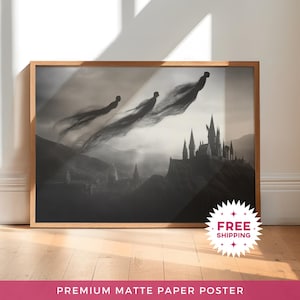 Könnte beinhalten: Gerahmtes Poster aus mattem Papier mit einer Sepia-Fantasieszene. Drei schattenhafte Figuren fliegen über einer Burg und einer Bergkette. Der Text "PREMIUM MATTE PAPER POSTER" ist enthalten.