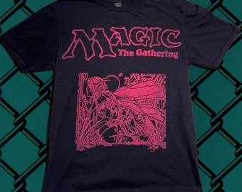 Camiseta de Magic the Gathering - Diseño de linograbado rosa tallado a mano