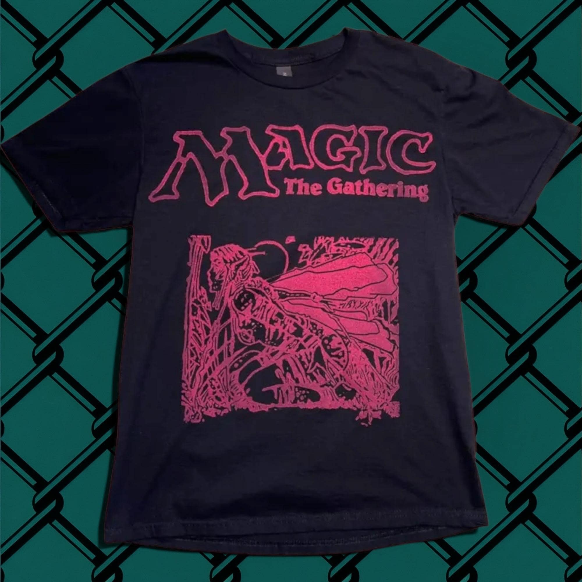 マジック：ザ・ギャザリングTシャツ - 手彫りのピンクのリノカット