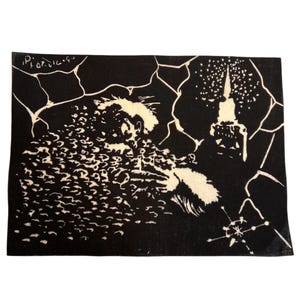 Può includere: Opera d'arte in bianco e nero con un'illustrazione stilizzata. L'immagine raffigura una figura con una forma strutturata a forma di nuvola, una struttura alta e una stella. La firma e la data dell'artista sono nell'angolo in alto a sinistra.