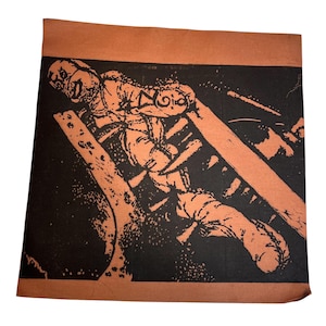 Puede incluir: Una impresión con una combinación de colores negro y naranja. La obra de arte representa una figura tumbada, con una serie de líneas y formas a su alrededor. La impresión tiene una estética vintage.