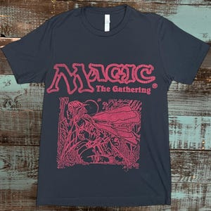 Camiseta Earthbind rosa brillante / estilo estampado en bloque / MTG / Magic the gathering /