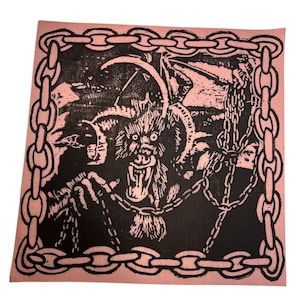 Puede incluir: Una impresión cuadrada rosa con una ilustración negra de una criatura cornuda y gruñona con cadenas. La ilustración está enmarcada por un borde de cadena. La criatura tiene la boca muy abierta y parece rugir.