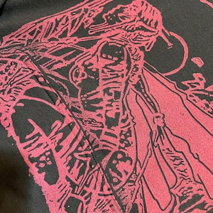 Sudadera con capucha de Magic the Gathering: diseño Earthbind estampado a mano, rosa brillante. imagen 3