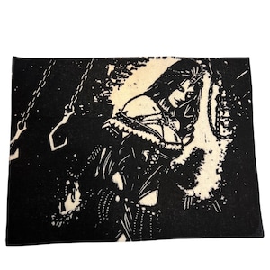 Puede incluir: Ilustración en blanco y negro de una mujer en un entorno de fantasía. La obra de arte representa a una mujer con cabello largo, adornada con joyas y un atuendo detallado. Una cadena y un gancho son visibles a la izquierda, añadiendo misterio.