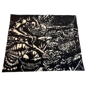 Puede incluir: Impresión gráfica en blanco y negro con múltiples caras de monstruos con dientes afilados. La obra de arte tiene una apariencia detallada y texturizada, con un alto contraste entre el fondo negro y las ilustraciones de monstruos blancos. El tema general es el terror.