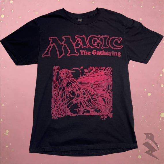 マジック：ザ・ギャザリング Tシャツ - 手彫りのピンクのリノプリント
