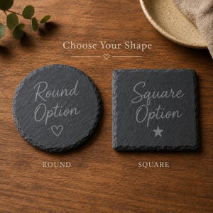 Puede incluir: Dos posavasos de pizarra gris oscuro con bordes rugosos y texturizados. El posavasos redondo est&aacute; grabado con el texto Round Option y un icono de coraz&oacute;n. El cuadrado est&aacute; grabado con el texto Square Option y una estrella. El texto Choose Your Shape aparece centrado arriba.