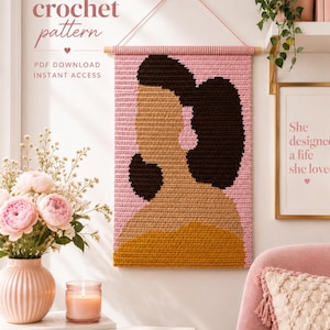 Puede incluir: Un tapiz de ganchillo rectangular con un diseño abstracto en rosa, beige, marrón oscuro y amarillo mostaza. La pieza cuelga de un palo de madera con una cuerda rosa. El texto en la imagen dice: crochet pattern PDF DOWNLOAD INSTANT ACCESS.