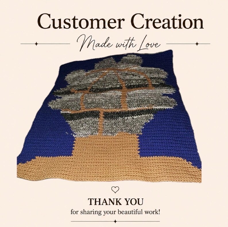 Puede incluir: Una manta de ganchillo rectangular con fondo azul y un dise&ntilde;o gr&aacute;fico central de una base color canela que sostiene una forma de &aacute;rbol texturizada en gris y negro. El texto Customer Creation Made with Love y THANK YOU for sharing your beautiful work aparece encima y debajo de la manta.