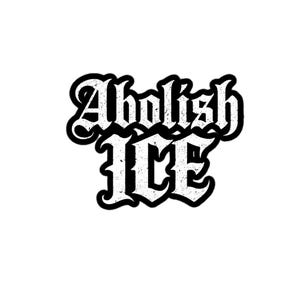 以下が含まれることがあります： 白黒のグラフィックで、「Abolish ICE」の文字が使い古されたゴシック体で描かれています。テキストは黒で縁取られ、白い背景に配置されています。デザインはシンプルで大胆です。