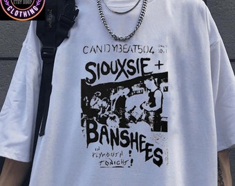 Könnte beinhalten: Weißes T-Shirt mit einem schwarzen Aufdruck der Band Siouxsie and the Banshees. Der Aufdruck zeigt den Bandnamen, den Text "in Plymouth Tonight!" und "Candybeat504". Das T-Shirt hat einen Rundhalsausschnitt und kurze Ärmel.